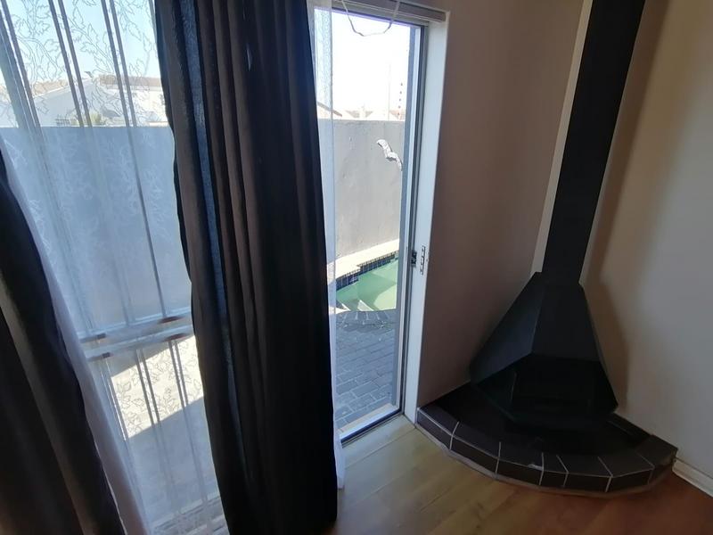 To Let 2 Bedroom Property for Rent in Pelikan Park Western Cape
